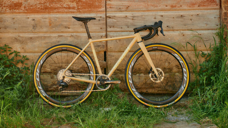 Standert Kettensage aluminum gravel race bike, made-in-italy, photo by Conny Mirbach,BAAW bike against a wall