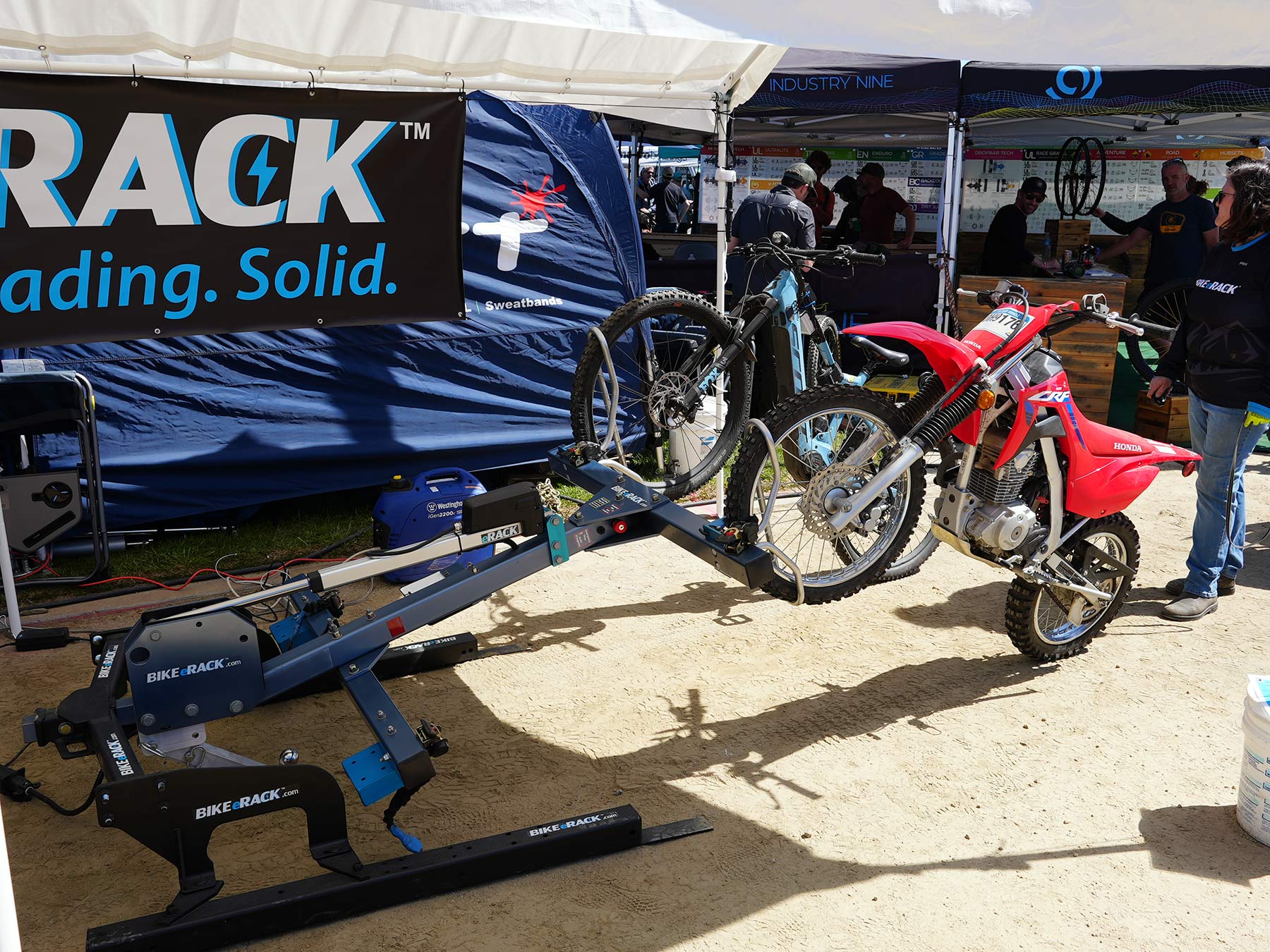 ई-बाइक रैक हाइड्रोलिक इलेक्ट्रिक हिच माउंट बाइक रैक जो मोटरसाइकिल ले जा सकता है