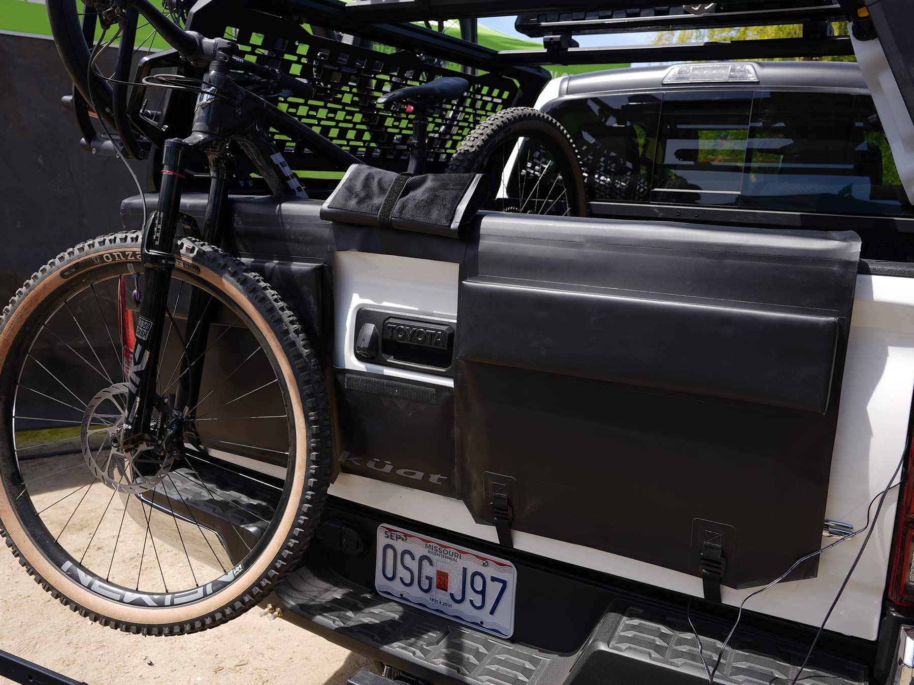 kuat truck bed padding for carrying mountain bikes
