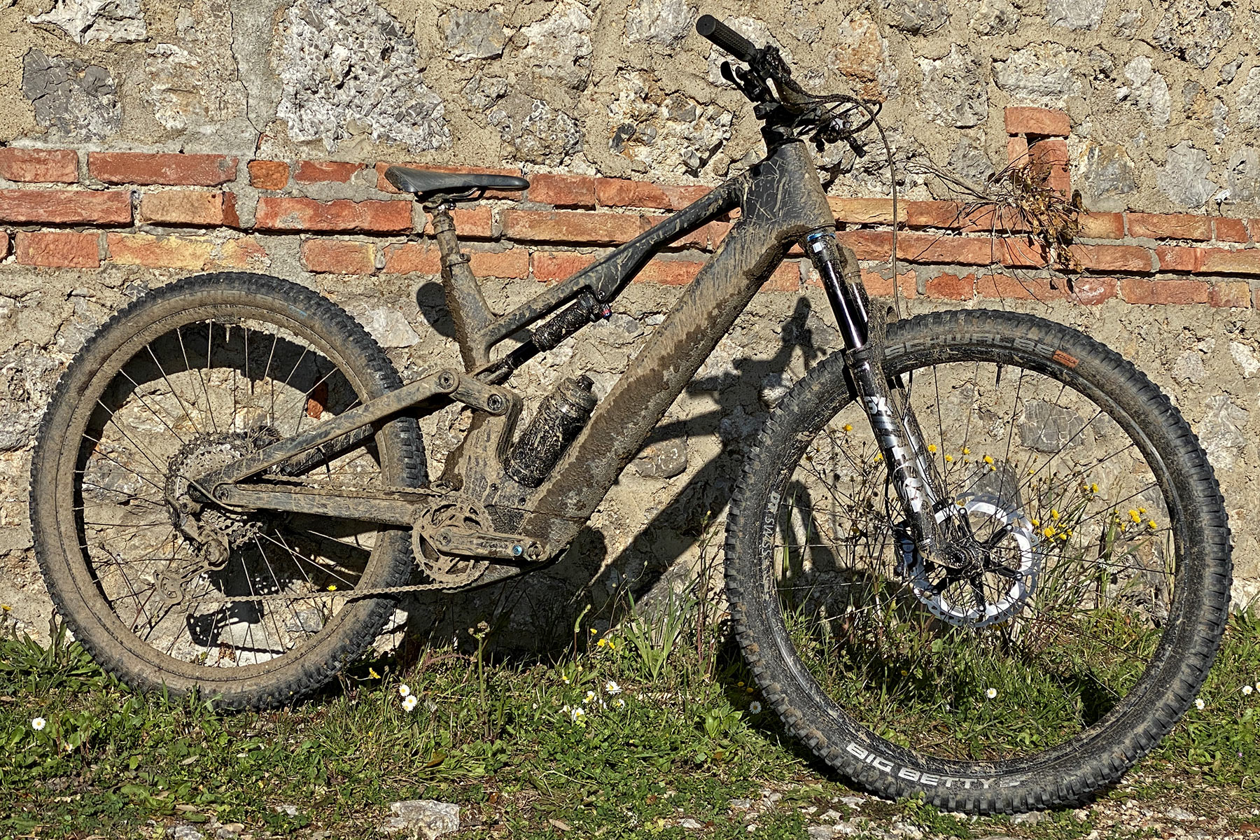 2023 Canyon Neuron:ON CF lightweight 140mm carbon all-mountain ebike, trail eMTB, muddy post ride