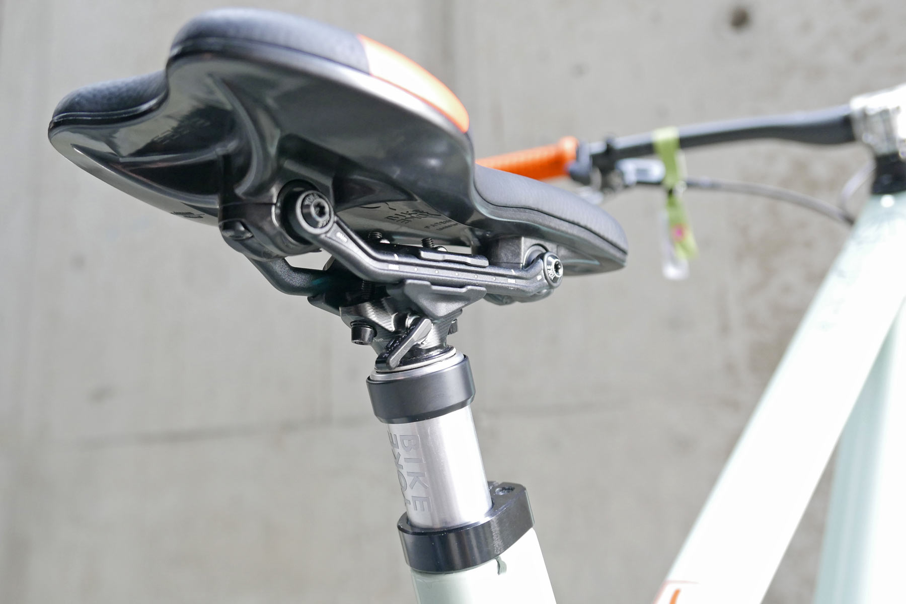 BikeYoke Revive Wireless electronic MTB dropper seatpost, dropped