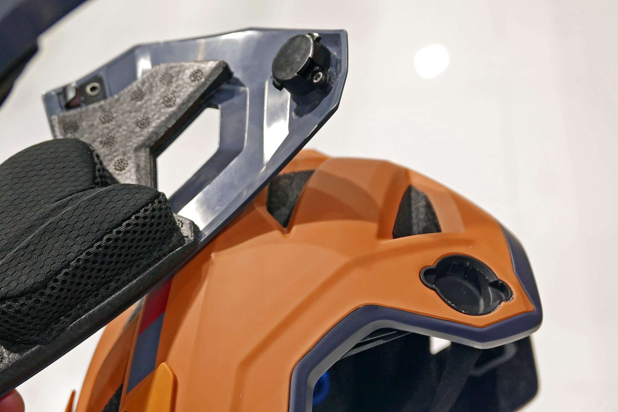 Leatt 3 Enduro MTB Helmet, convertible half-shell, three-quarter-shell full-face mountain bike helmet, push-button detail