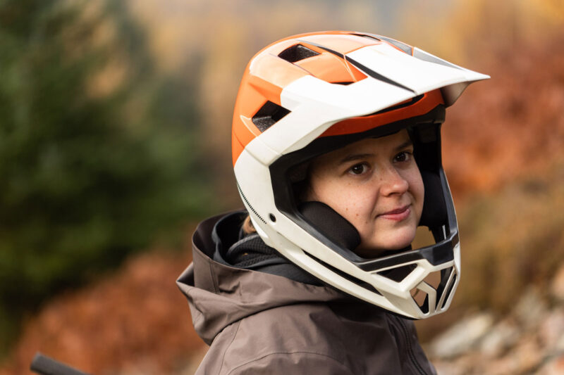 leisure cage kineticore full face helmet review lightweight well ventilated