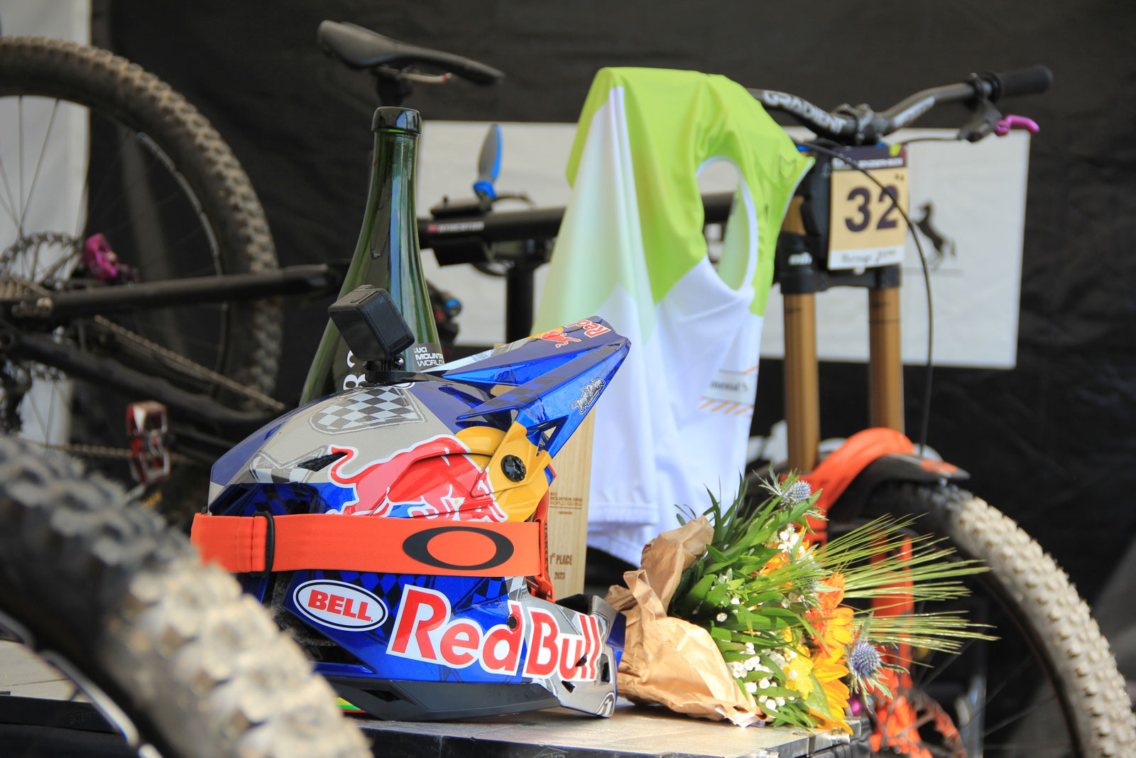 rachel atherton red bull helmet leaders jersey 2023 uci world cup dh