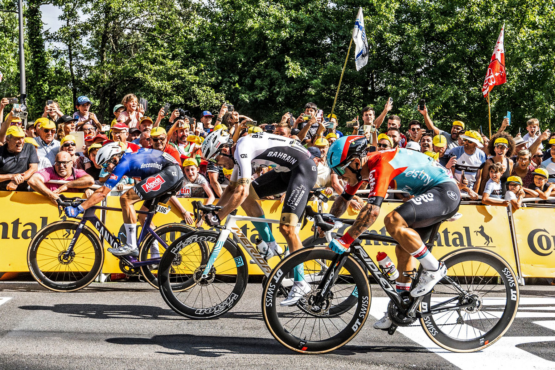 Ekoi Koroyd road bike helmets at 2023 Tour de France, aero Aerdinamica & lightweight Stradale