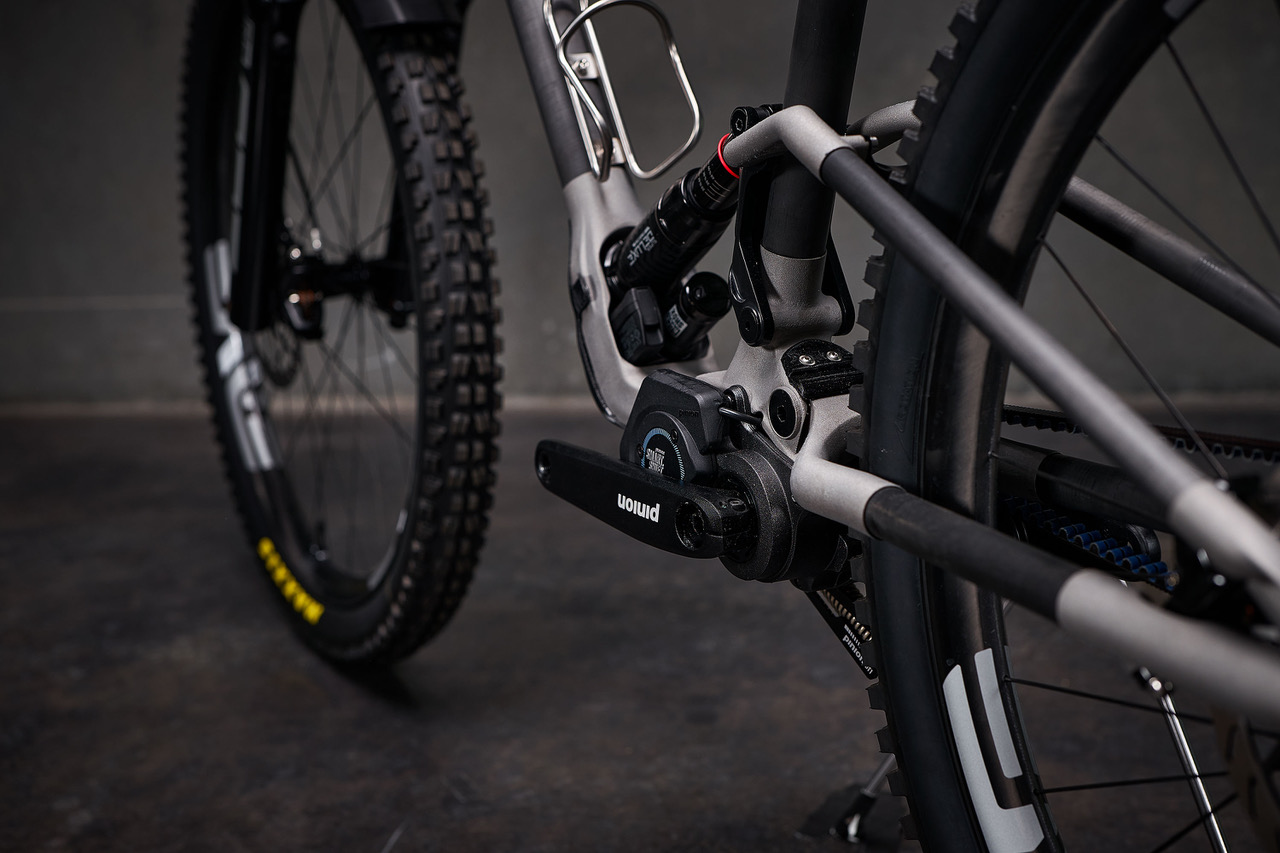 closeup details of viral optimist 160mm titanium and carbon mountain bike