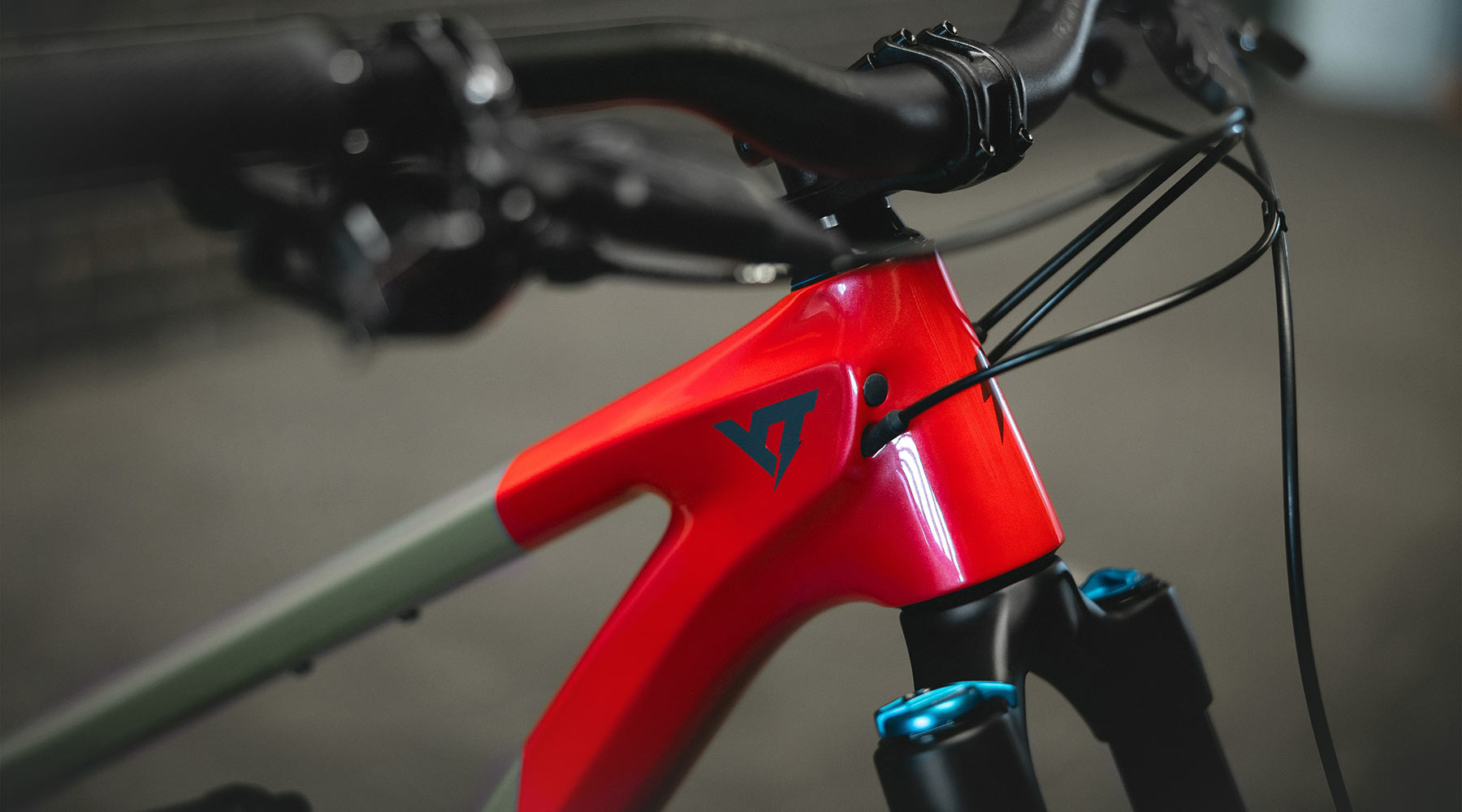 2023 YT Capra Uncaged 10 MX affordable bikepark capable enduro bike, AL alloy or CF carbon, front end