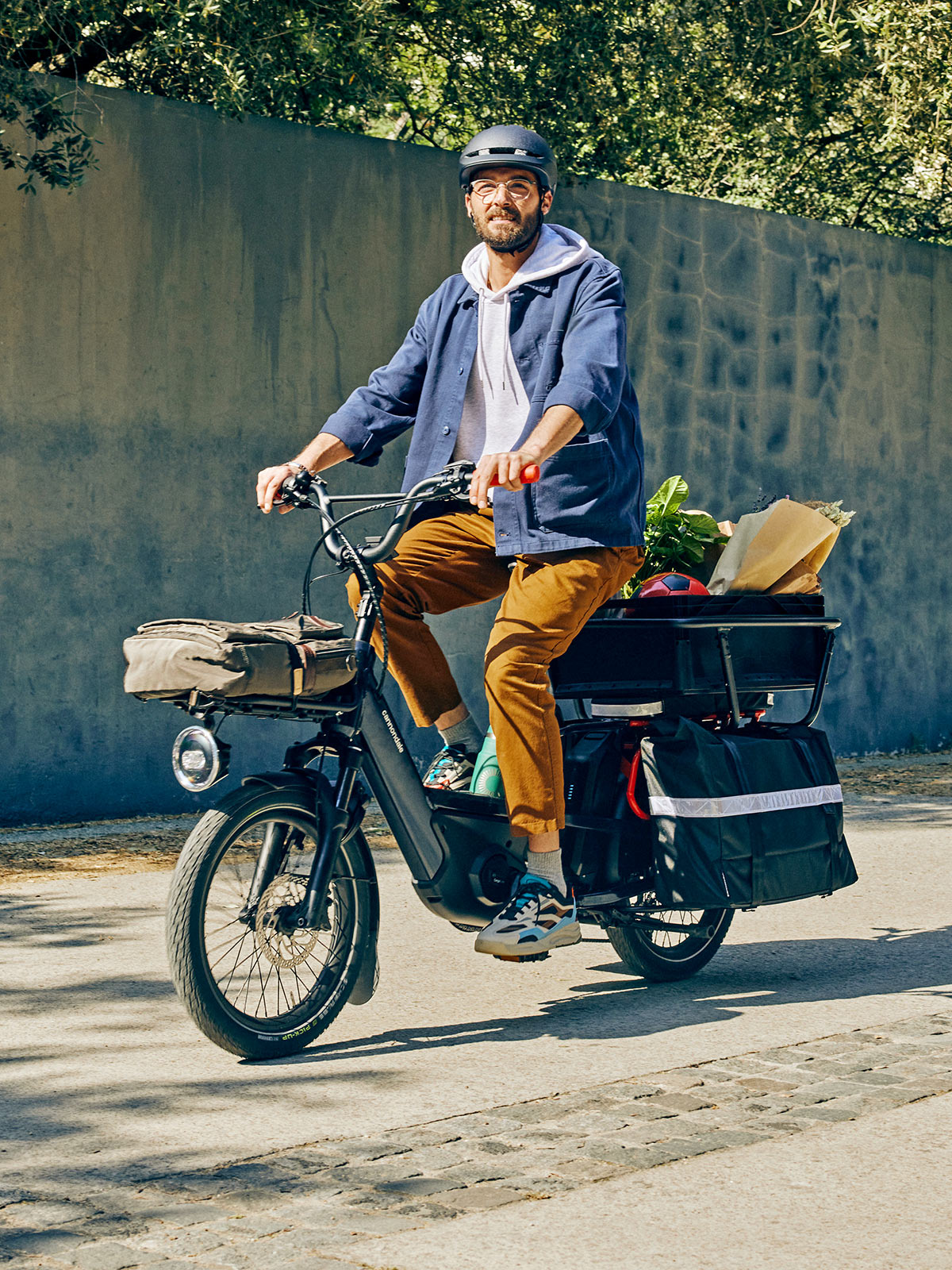 Cannondale Cargowagen Neo long tail cargo ebike, riding