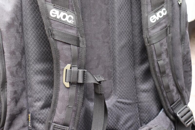 EVOC Trail Builder 35 pack, chest strap adjustment