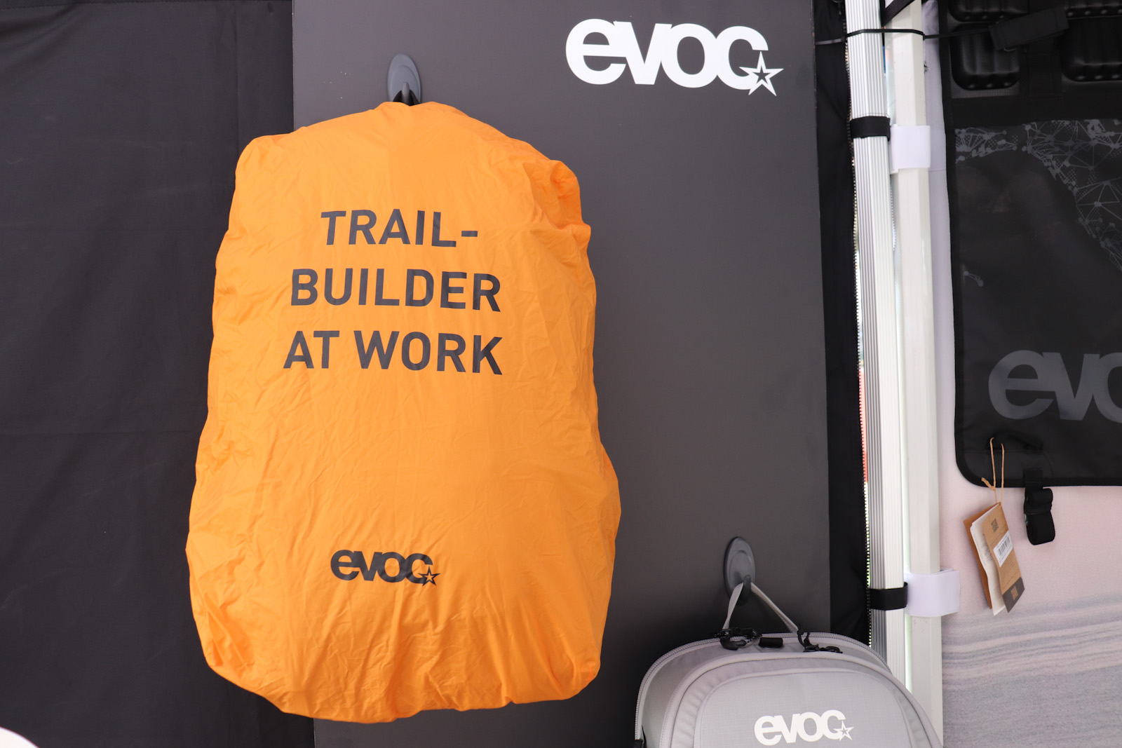 EVOC Trail Builder 35 pack, with cover
