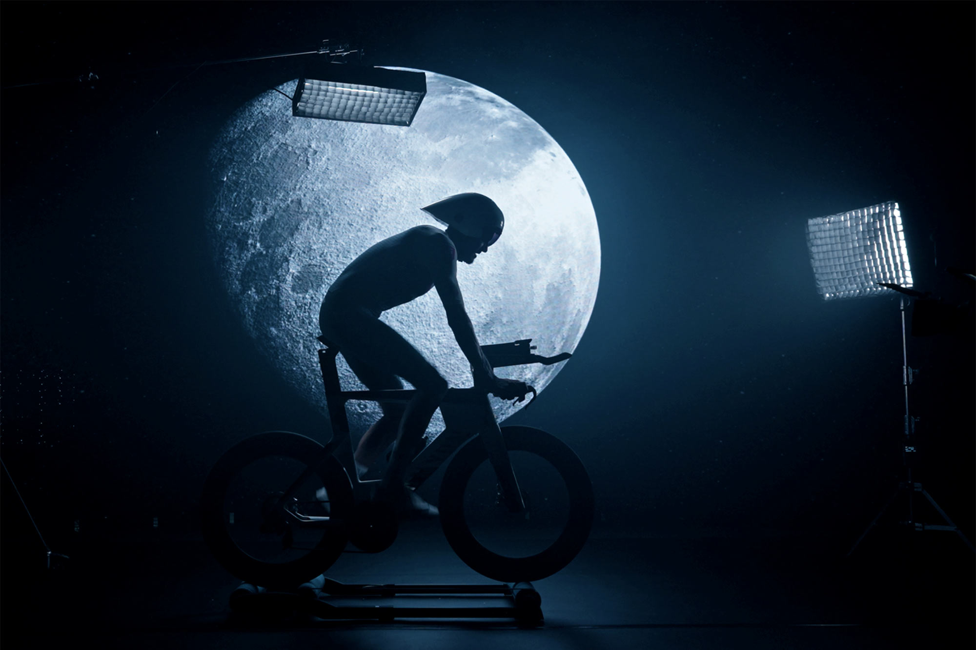 Canyon Speedmax CFR Moonshot LTD limited edition Jan Frodeno-signature triathlon bike, lunar silhouette