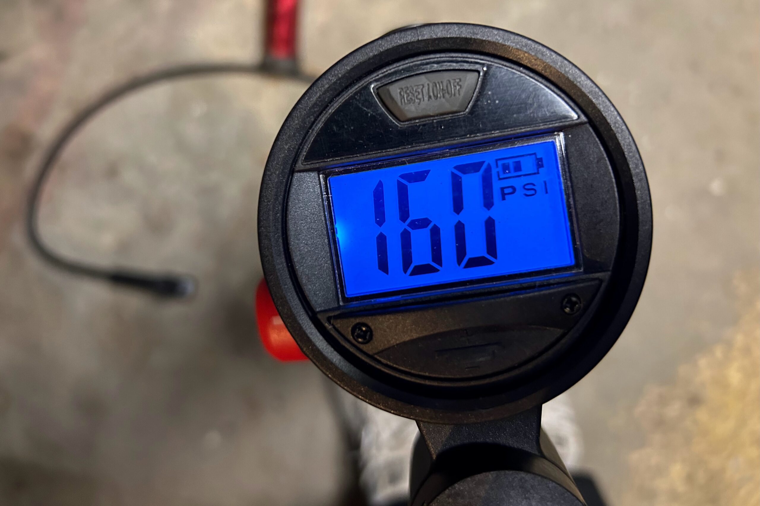 Bontrager TLR Flash Charger bike pump digital gauge detail