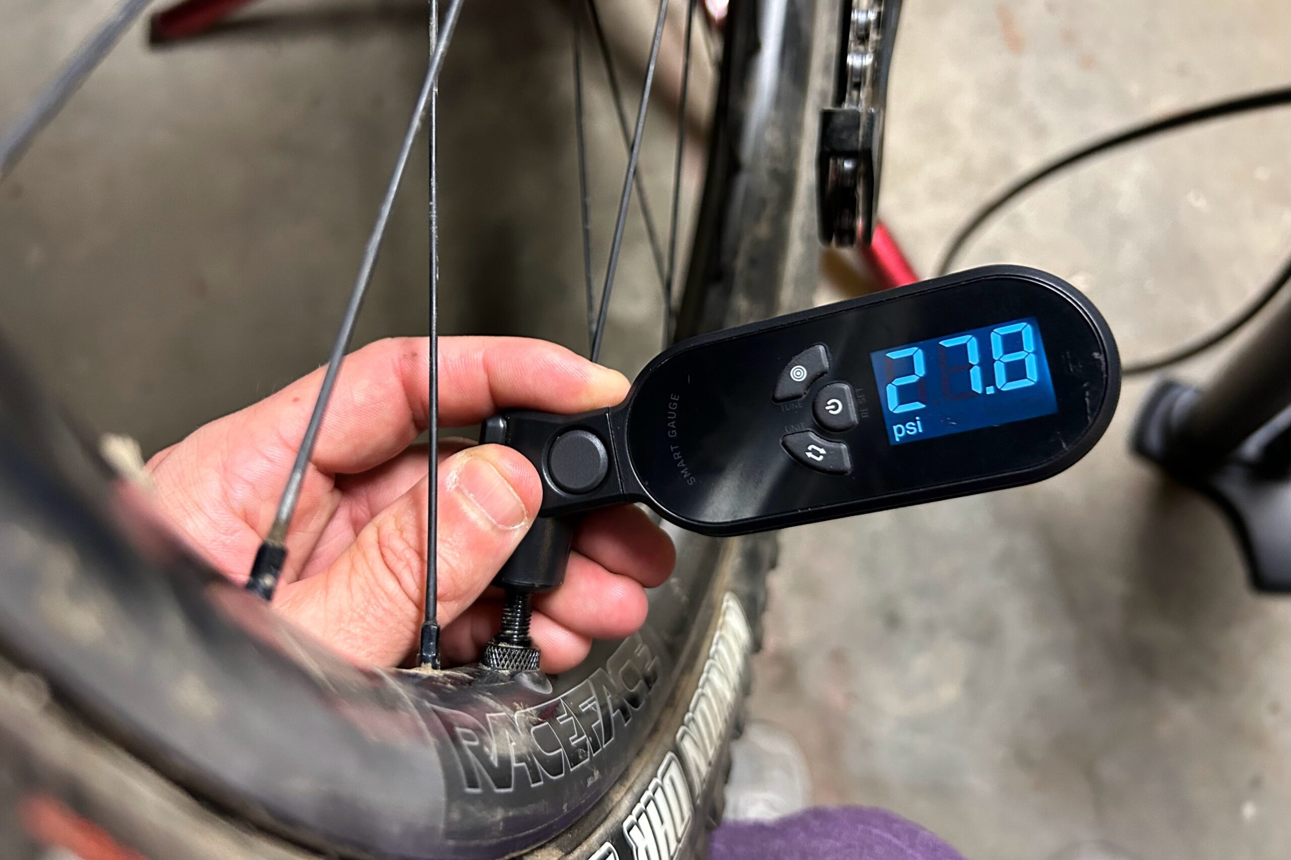 Using the ToPeak SmartGauge D2X to check the accuracy of the bike pump gauges