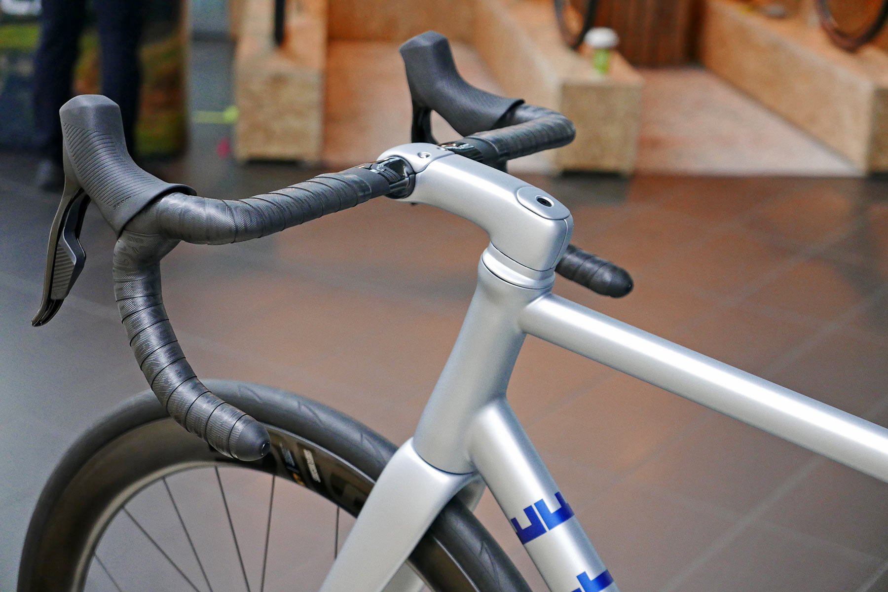 Repete R3 Reason fully integrated handmade modern steel road bike, fully internal cable routing