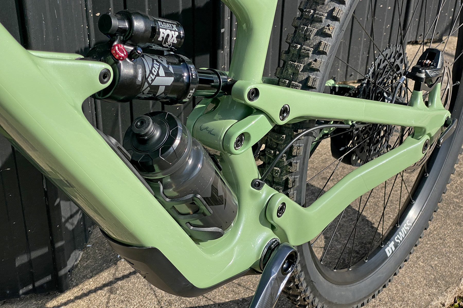 2023 YT Jeffsy mk3 trail bike, 145mm all-mountain bike,V4l suspension detail