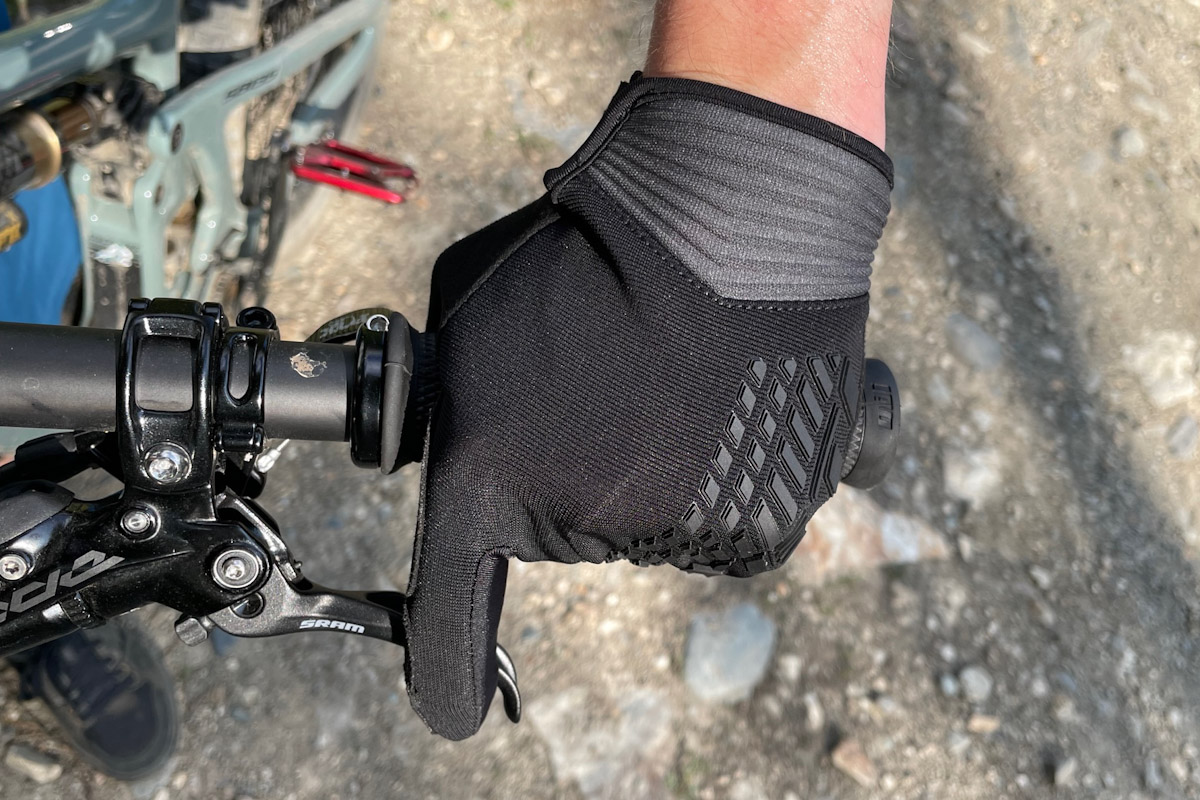 Yeti Cycles Maverick glove, on grip