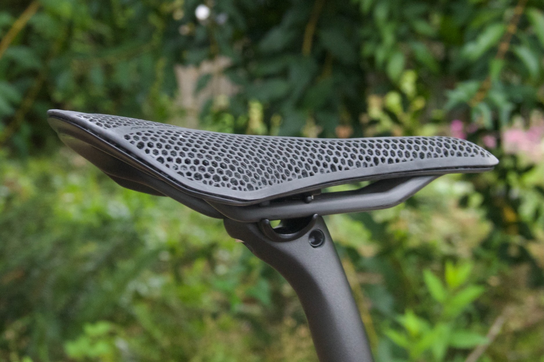The carbon fiber saddle rails on the Fizik Vento Argo 00 Adaptive road bike saddle