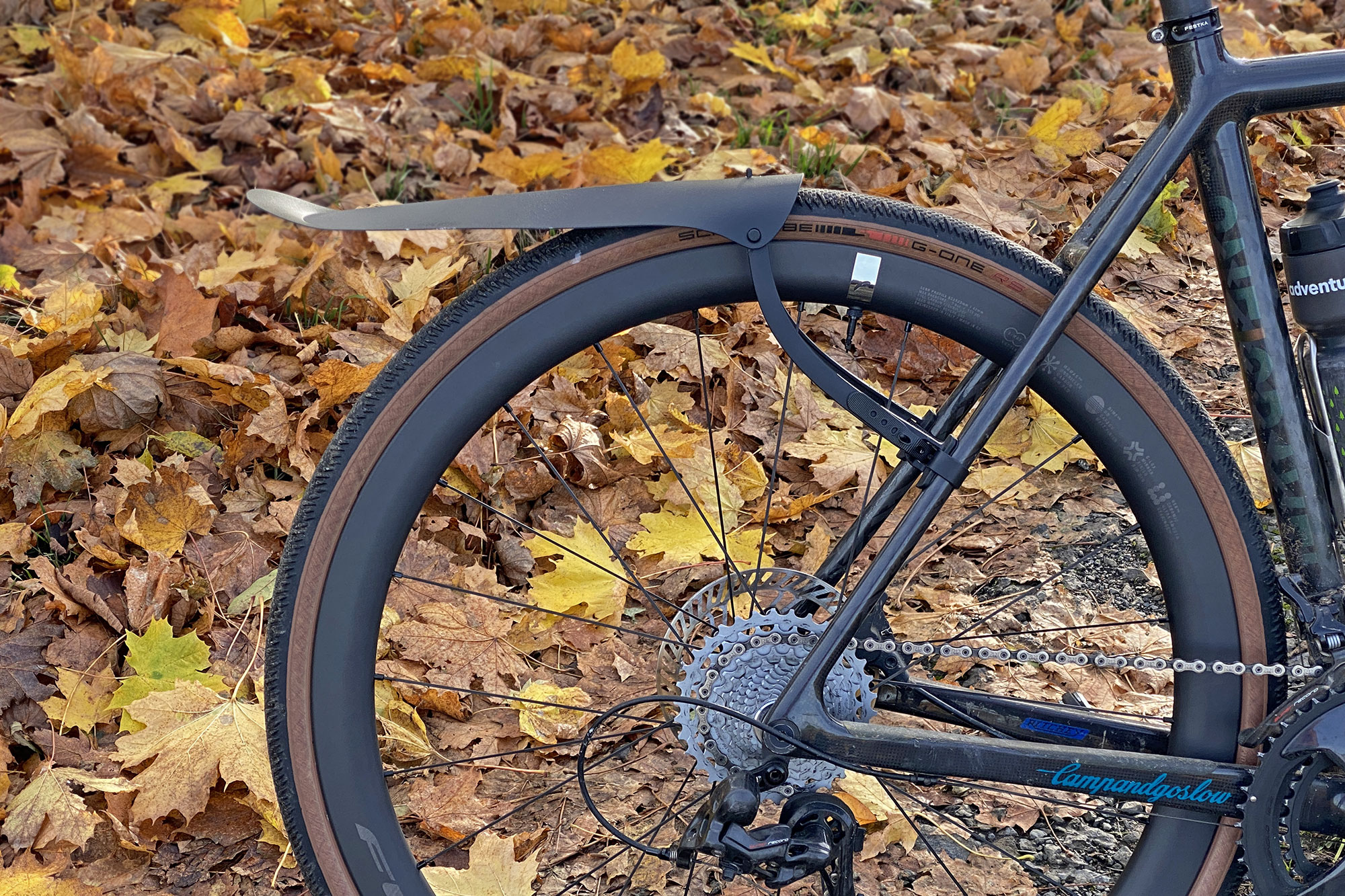 Gravel bike with online fenders