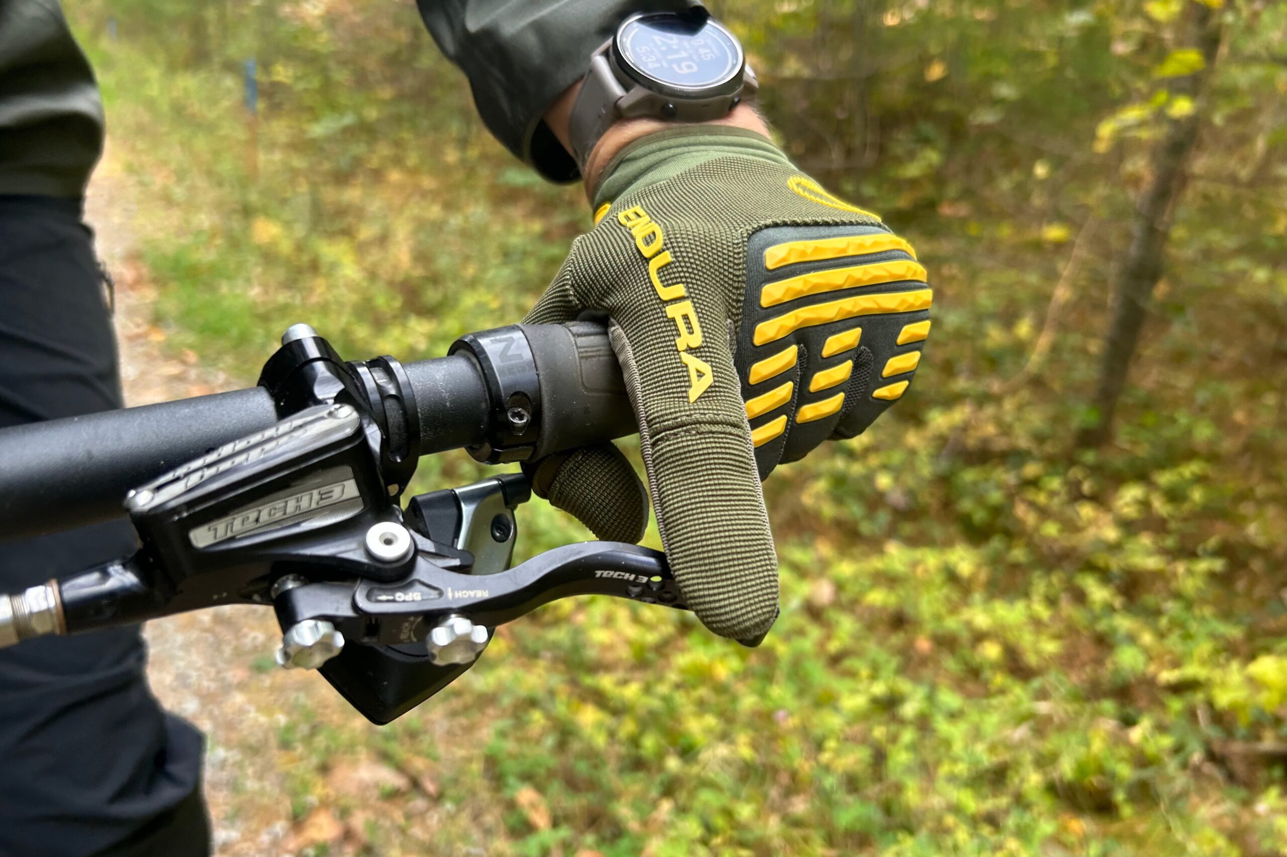 The Endura Singletrack mountain bike glove gripping a handlebar