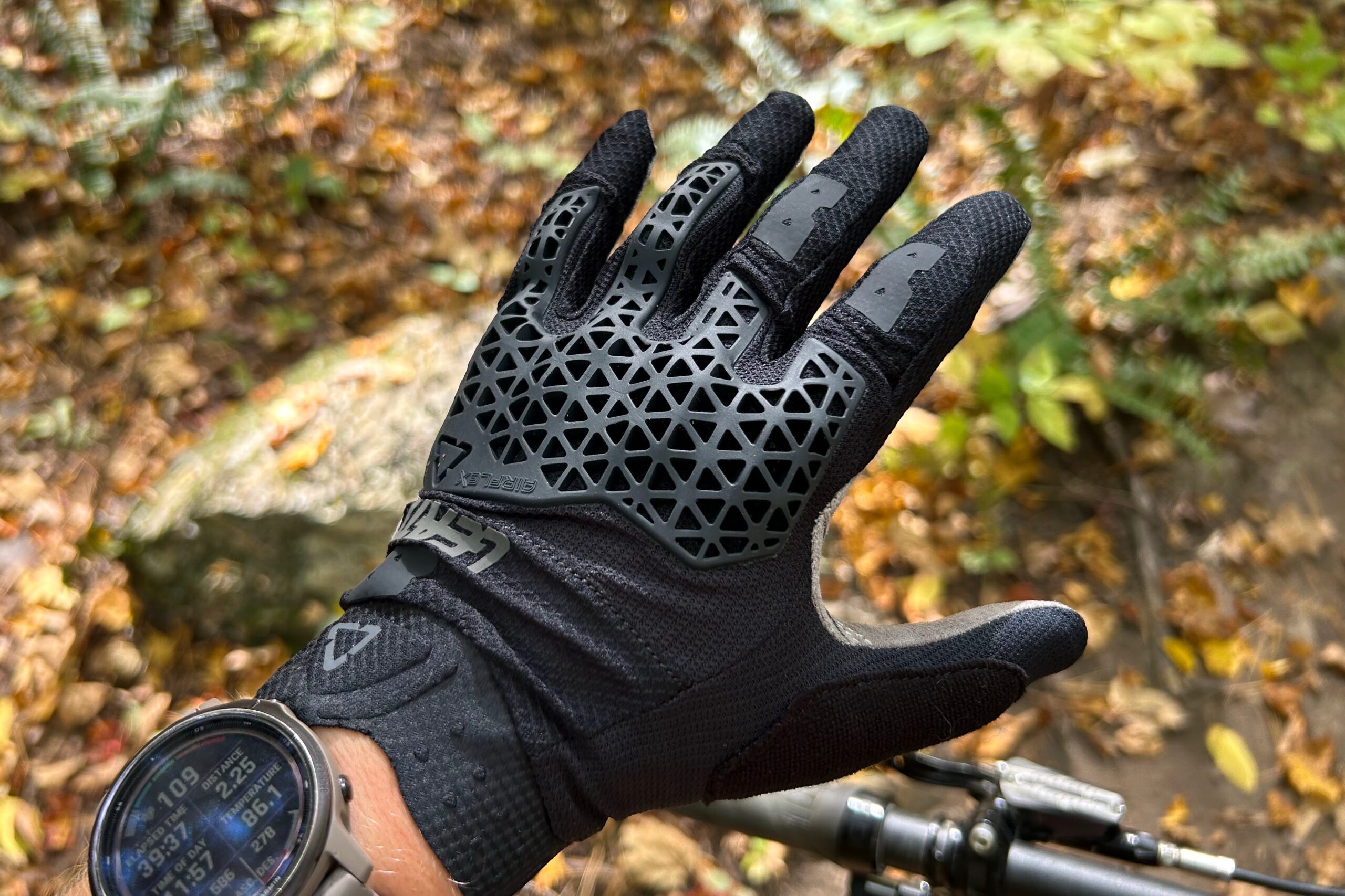 A close look at the knuckle protection on the Leatt MTB 4.0 Lite mountain bike gloves