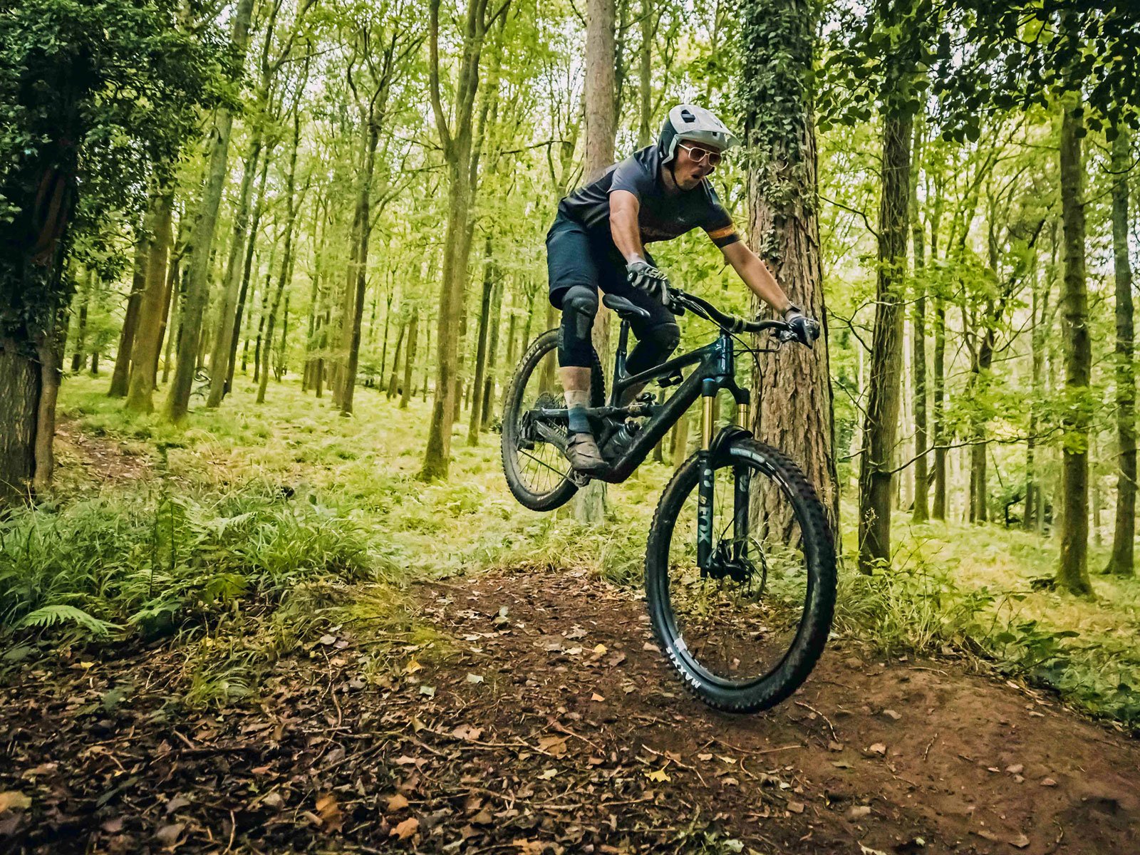 Review all-new YT Jeffsy mk3 trail bike, 2023 YT Jeffsy Core 5 CF test riding, totally in-control
