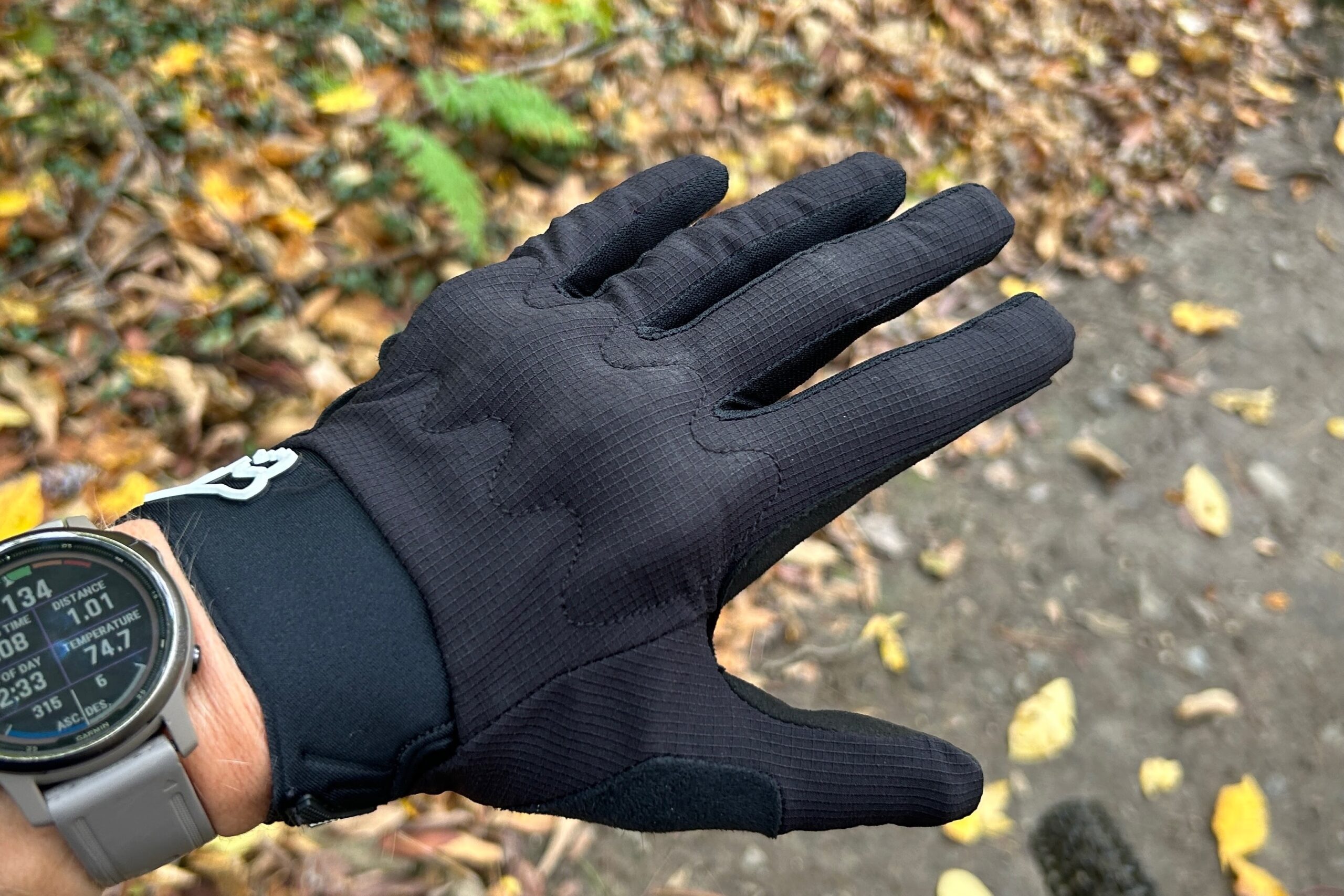 Mountain bike gloves store with wrist protection