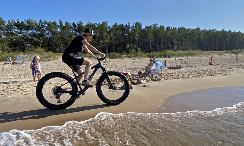 Borealis Crestone fatbike Review: benchmark lightweight carbon fat bike long-term test, beach riding