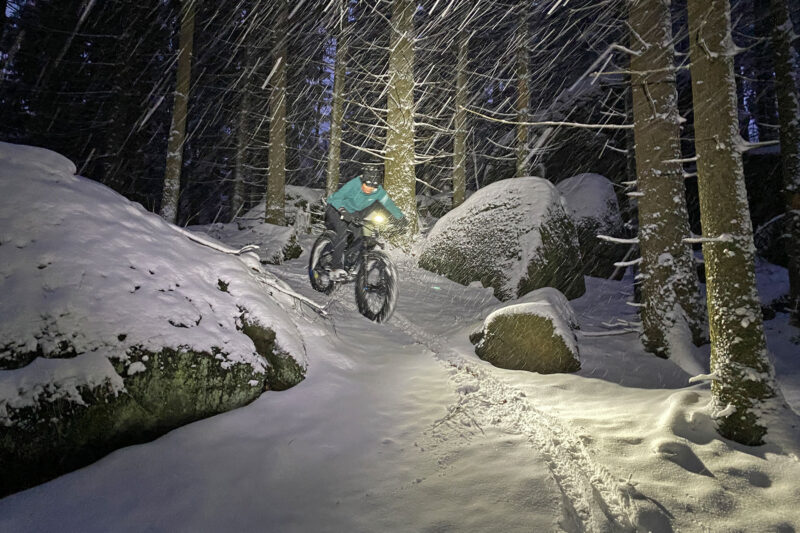 Borealis Crestone fatbike Review: benchmark lightweight carbon fat bike long-term test, night snowstorm ride