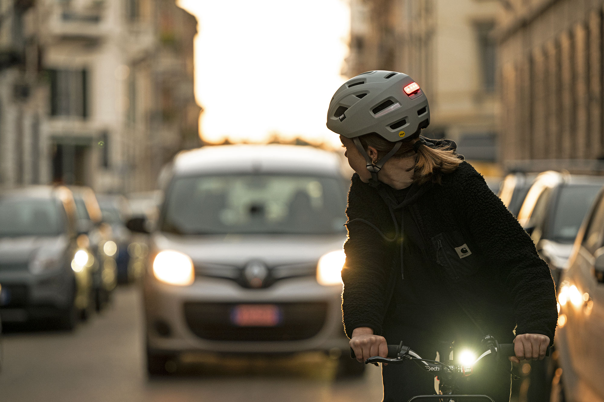 MET E-Mob MIPS urban ebike commuter helmet, pedelec NTA 8776-certified, riding in city traffic