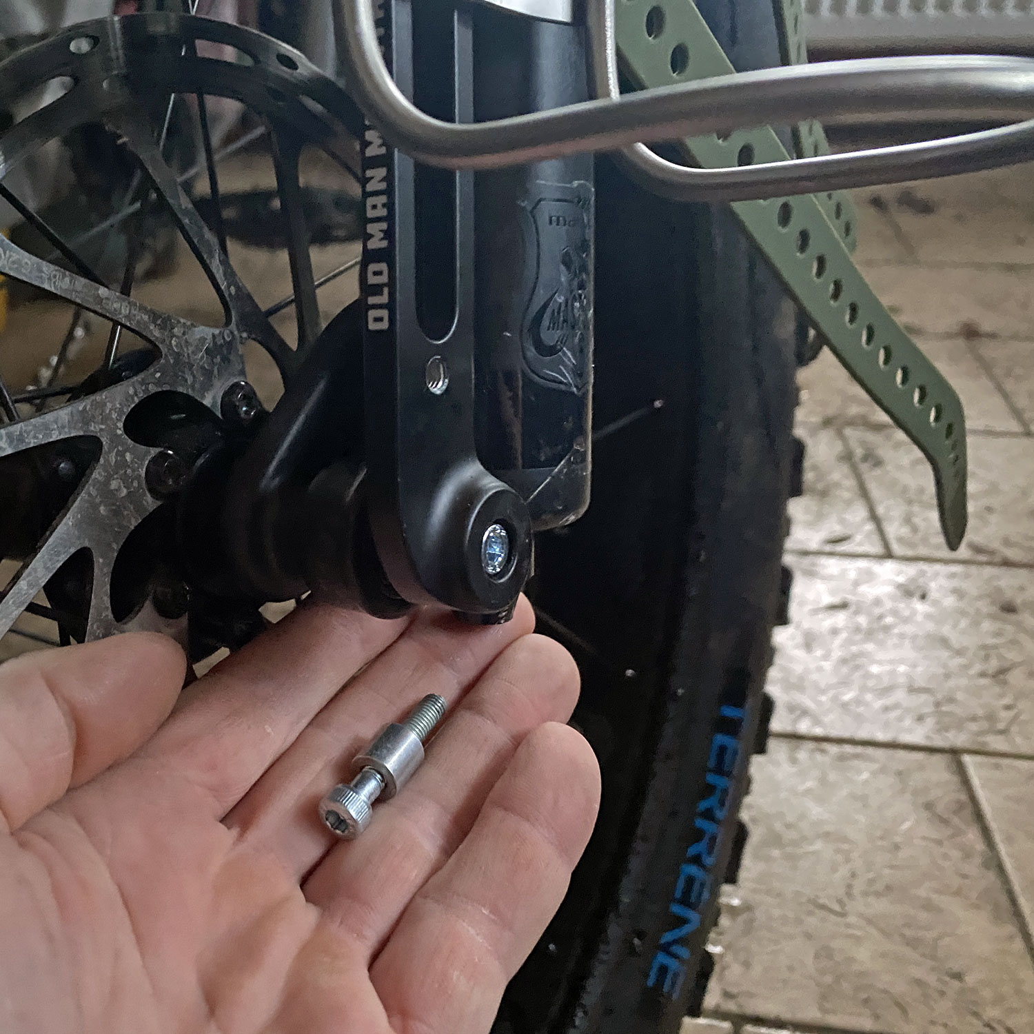 First Impressions Review: Old Man Mountain Axle Pack bolt-on fork anything cage accessory mount adapter, corrected bolt