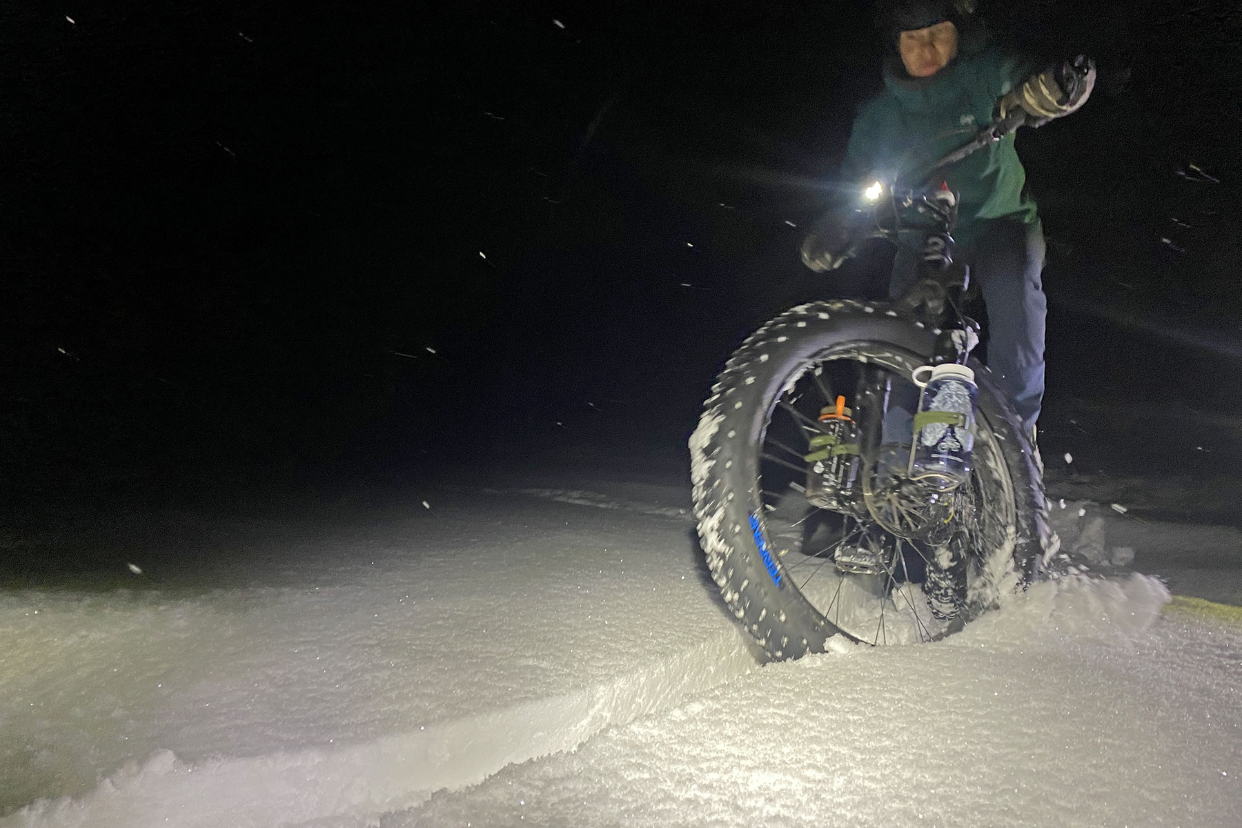 First Impressions Review: Old Man Mountain Axle Pack bolt-on fork anything cage accessory mount adapter, winter fatbike riding in fresh snow