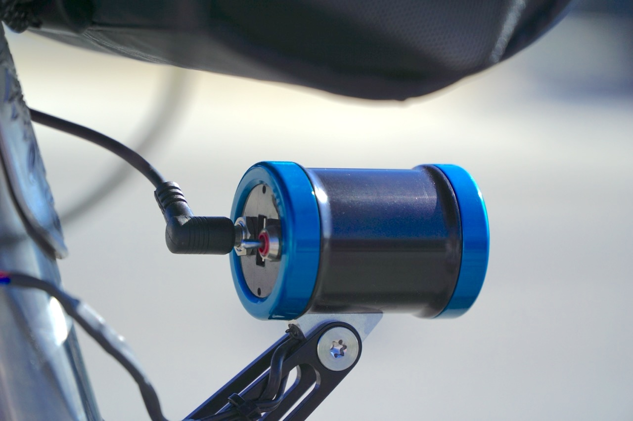 Sinewave Cycles Beacon 2 Review USP battery pack plugged in