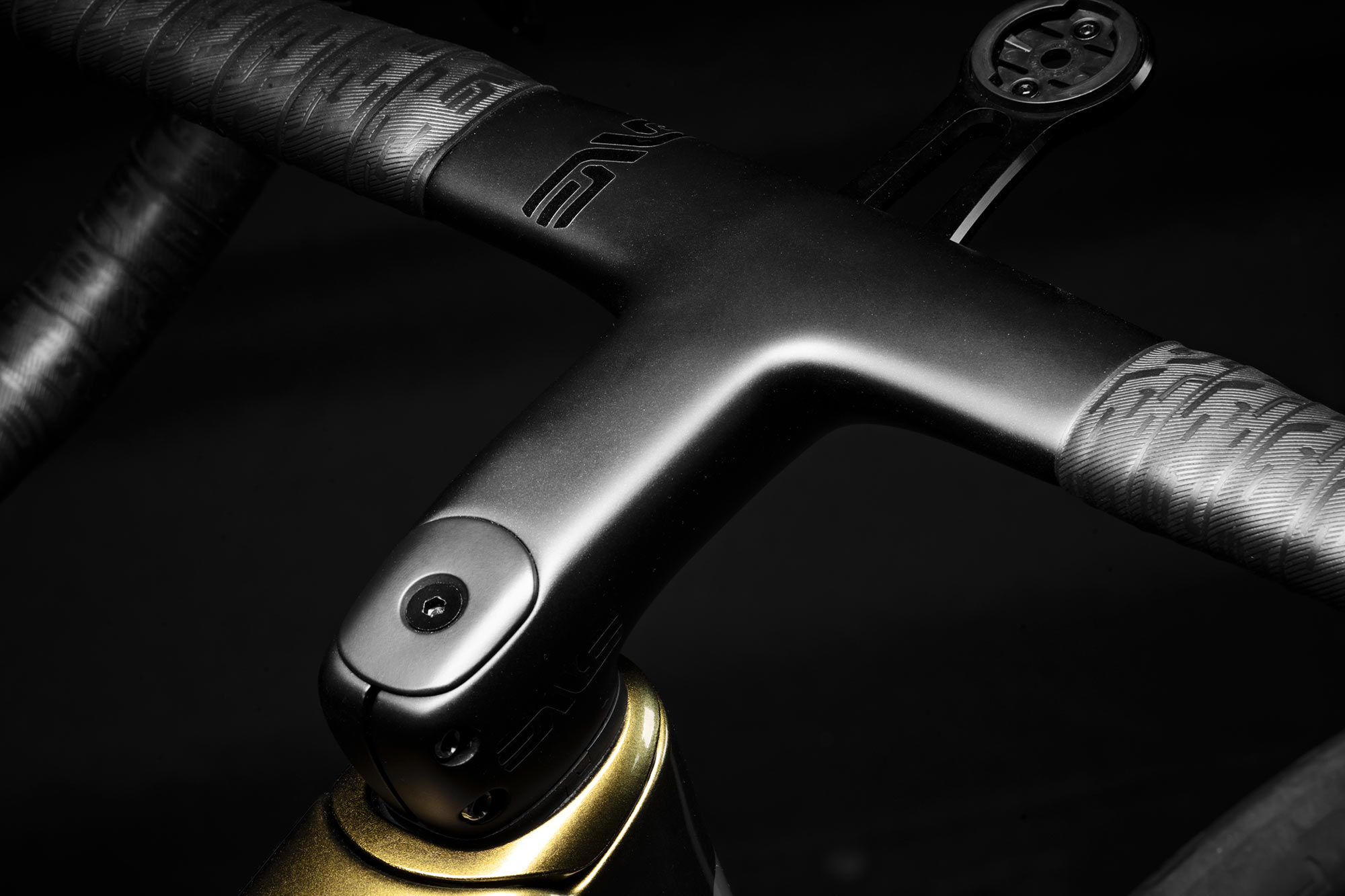 enve ses ar inroute bar stem combo shown on a bike