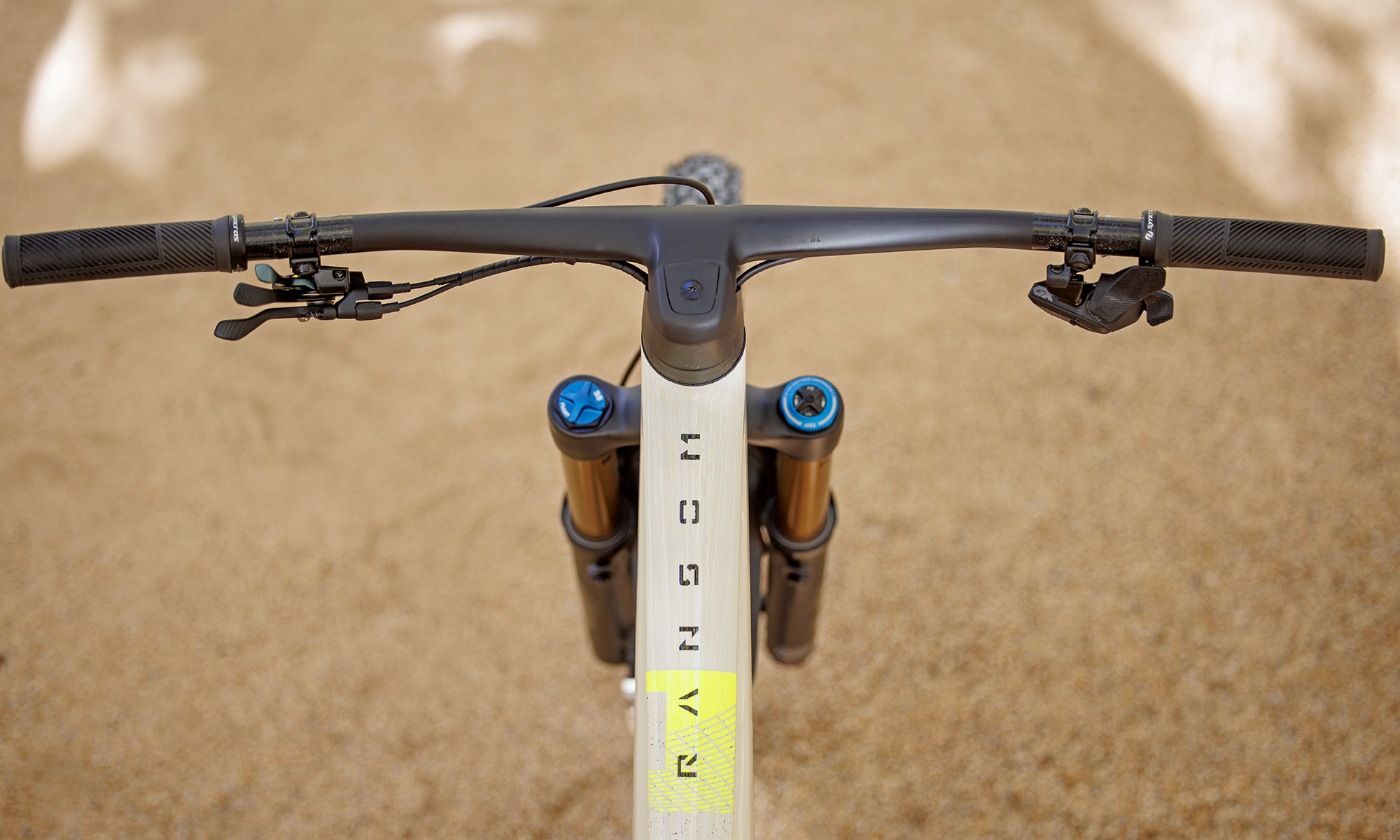 2024 Scott Ransom 170mm 6-bar carbon freeride enduro mountain bike, photo by Daniel Geiger, clean cockpit
