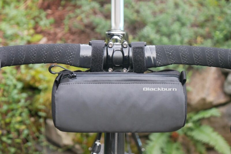 The Blackburn Grid Handlebar Bag with straps positioned close to the stem