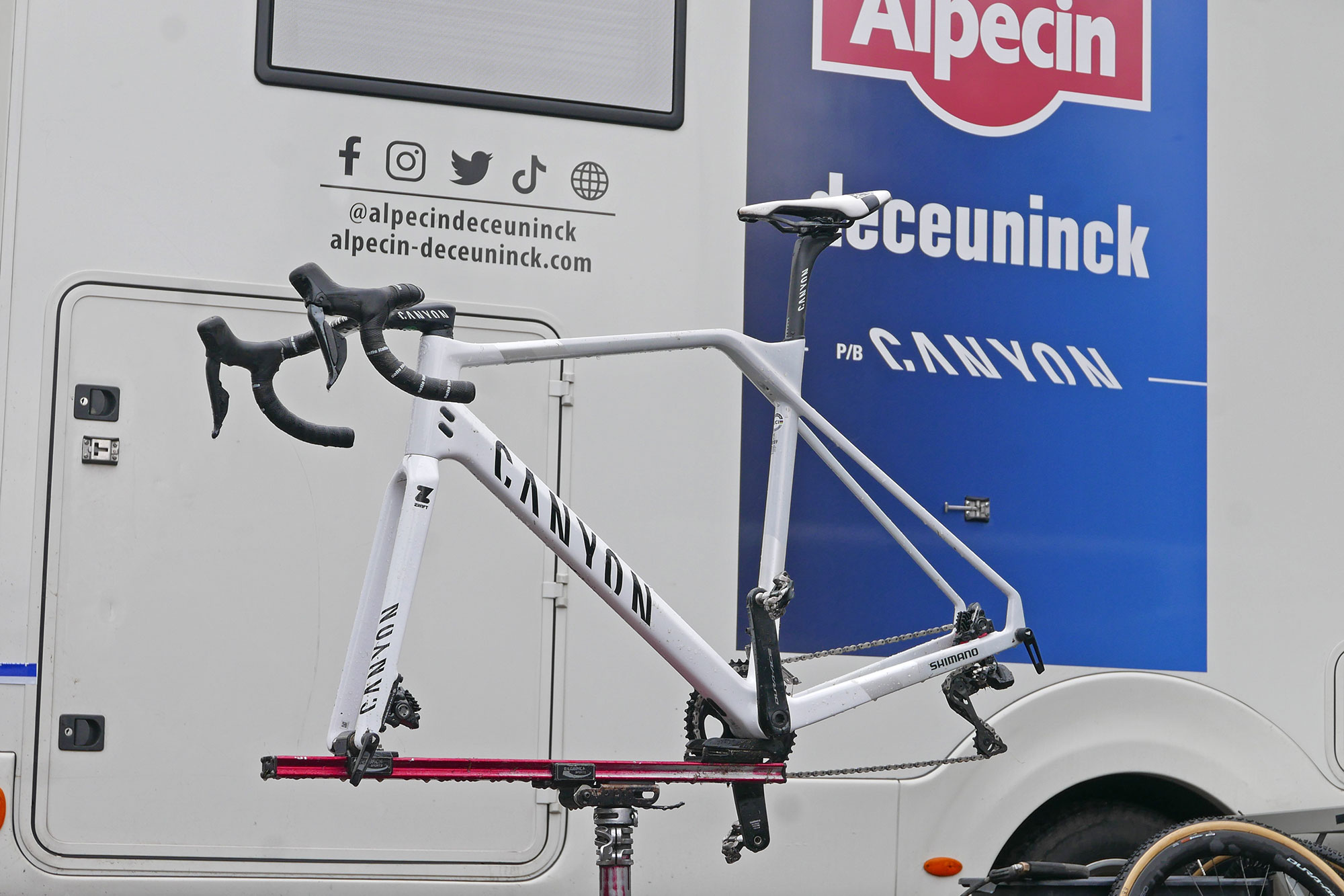 MvdP Pro Bike Check: Canyon Inflite CFR (CF SLX) cyclocross bike of 2024 World Champ Mathieu van der Poel, clean bike #1
