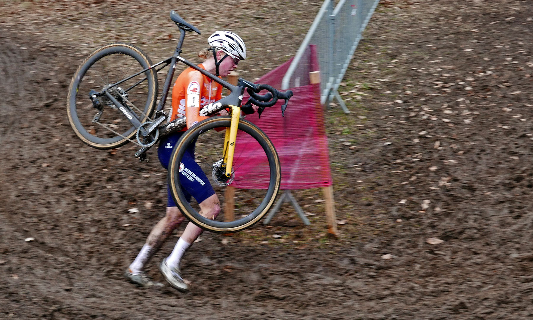 2024 Cyclocross World Champion Pro Bike Check, Cervélo R5 CX of Fem van Empel, running in the mud