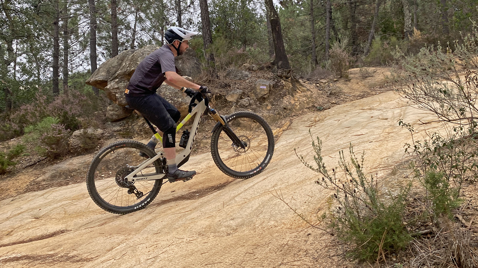 Ride Review of 2024 Scott Ransom 900 RC DH-ready carbon enduro bike, climbing rocks