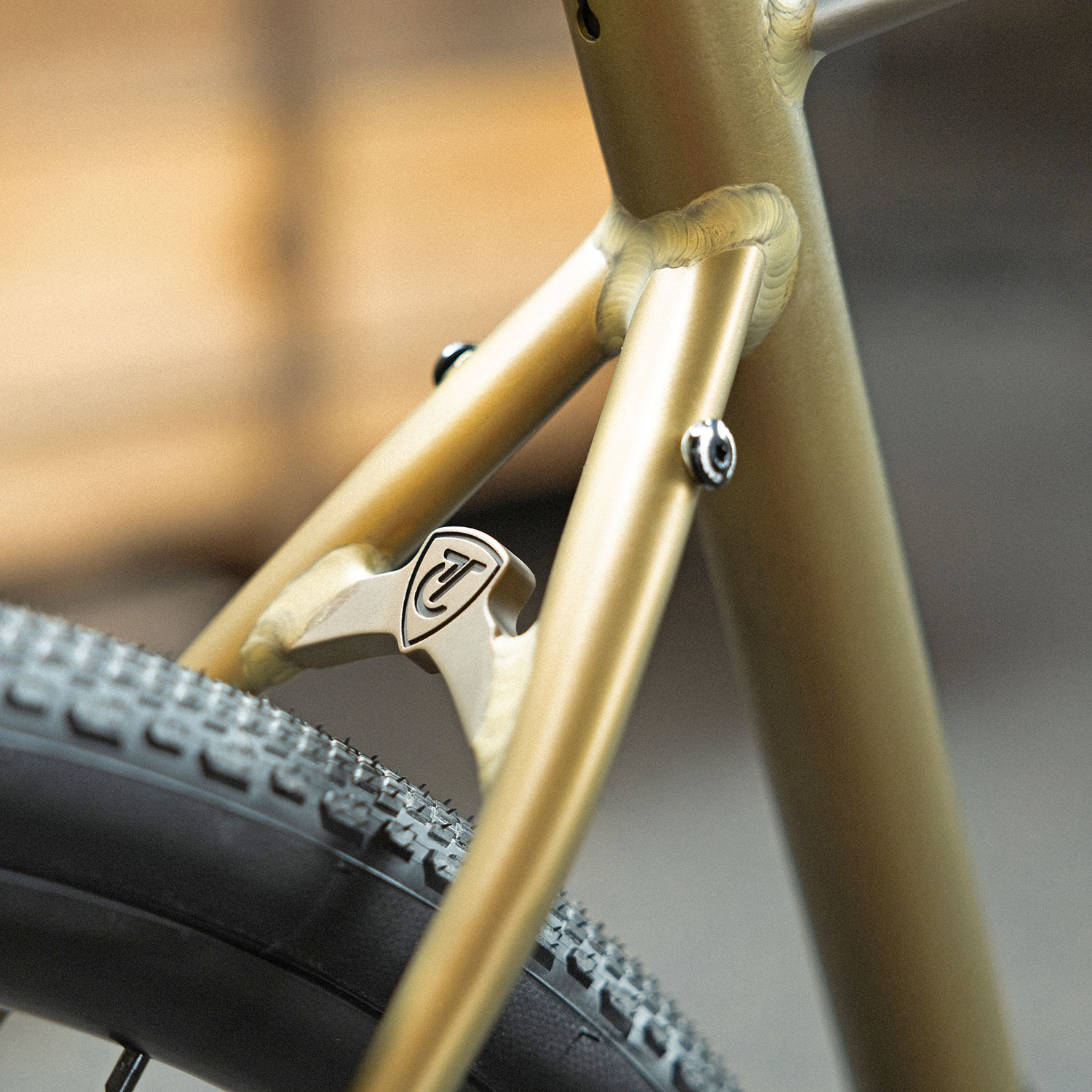 Titici Alloi Y bicicleta de gravel de aluminio con acabado anodizado duro GHA Silver, detalle del tirante del asiento