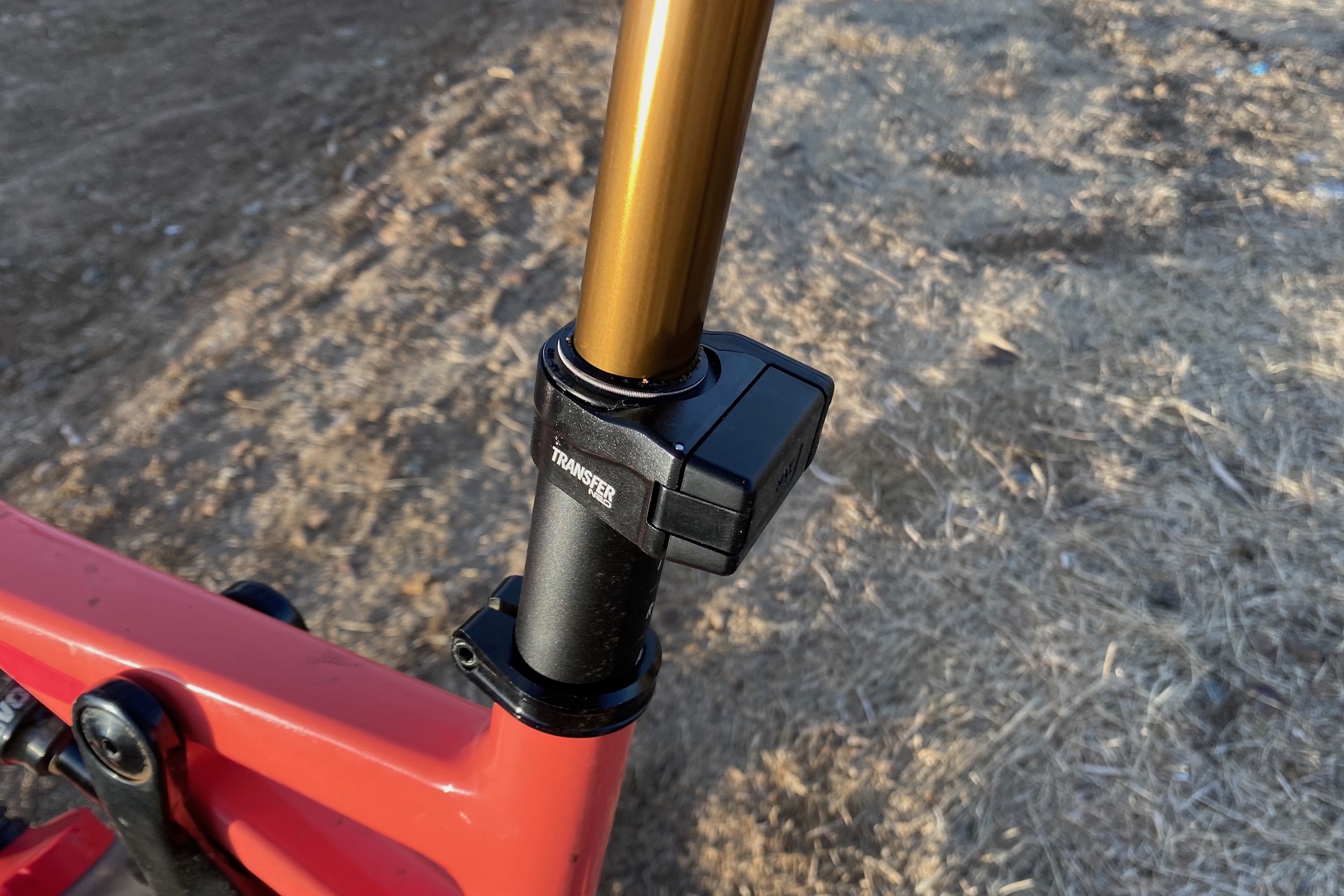 the battery and controller on the Fox Transfer Neo dropper