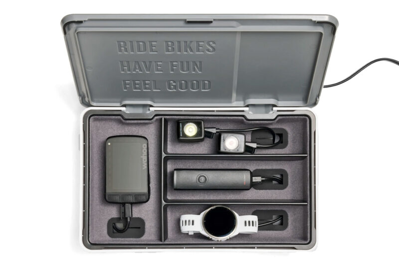 Estación de carga con cargador de accesorios para dispositivos electrónicos de ciclismo organizados y ordenados Trek CHRGtime, embalado