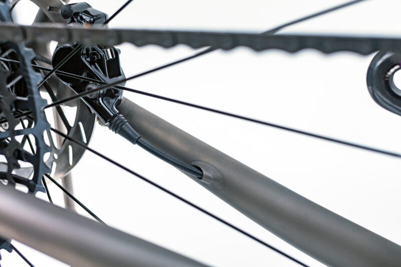 Detalles de primer plano de la bicicleta de gravel de titanio Triton Aveiro 3d