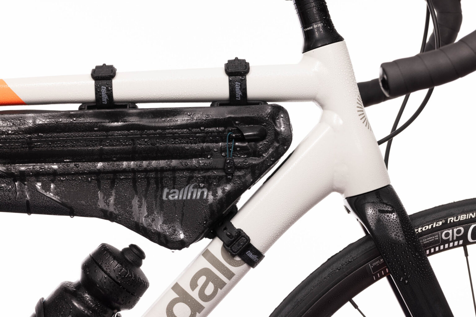 Bolsa de cuadro Tailfin en bicicleta