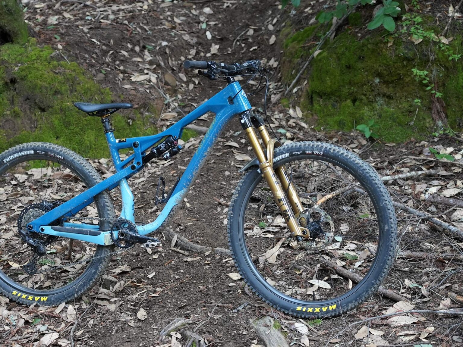 Horquilla fox 36 2025 en edición limitada dorada mostrada en una bicicleta de montaña azul
