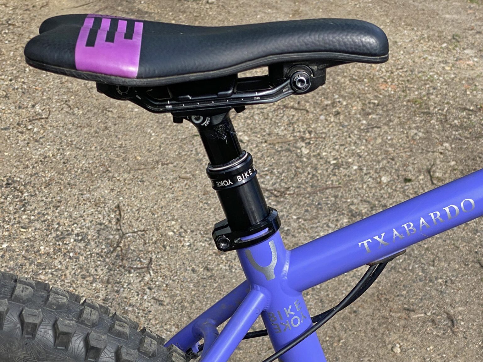 BikeYoke Revive 3 mountain bike dropper seatpost, detail
