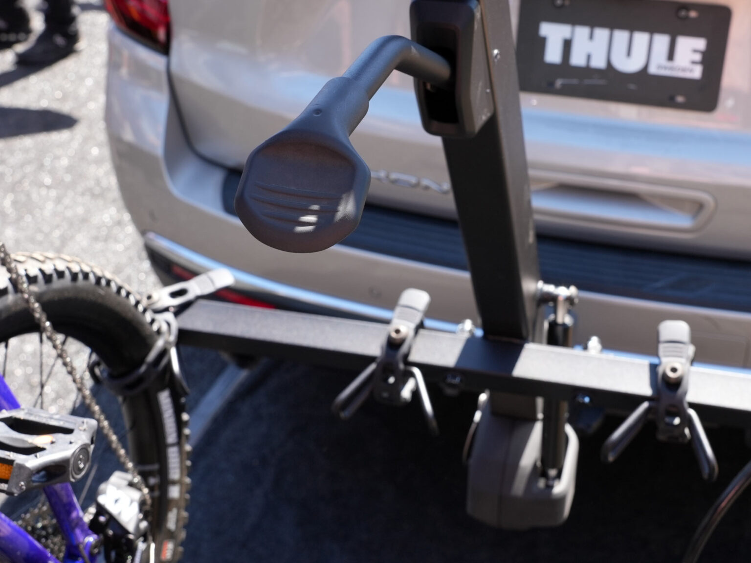 closeup details of thule revert hanging hitch bike rack