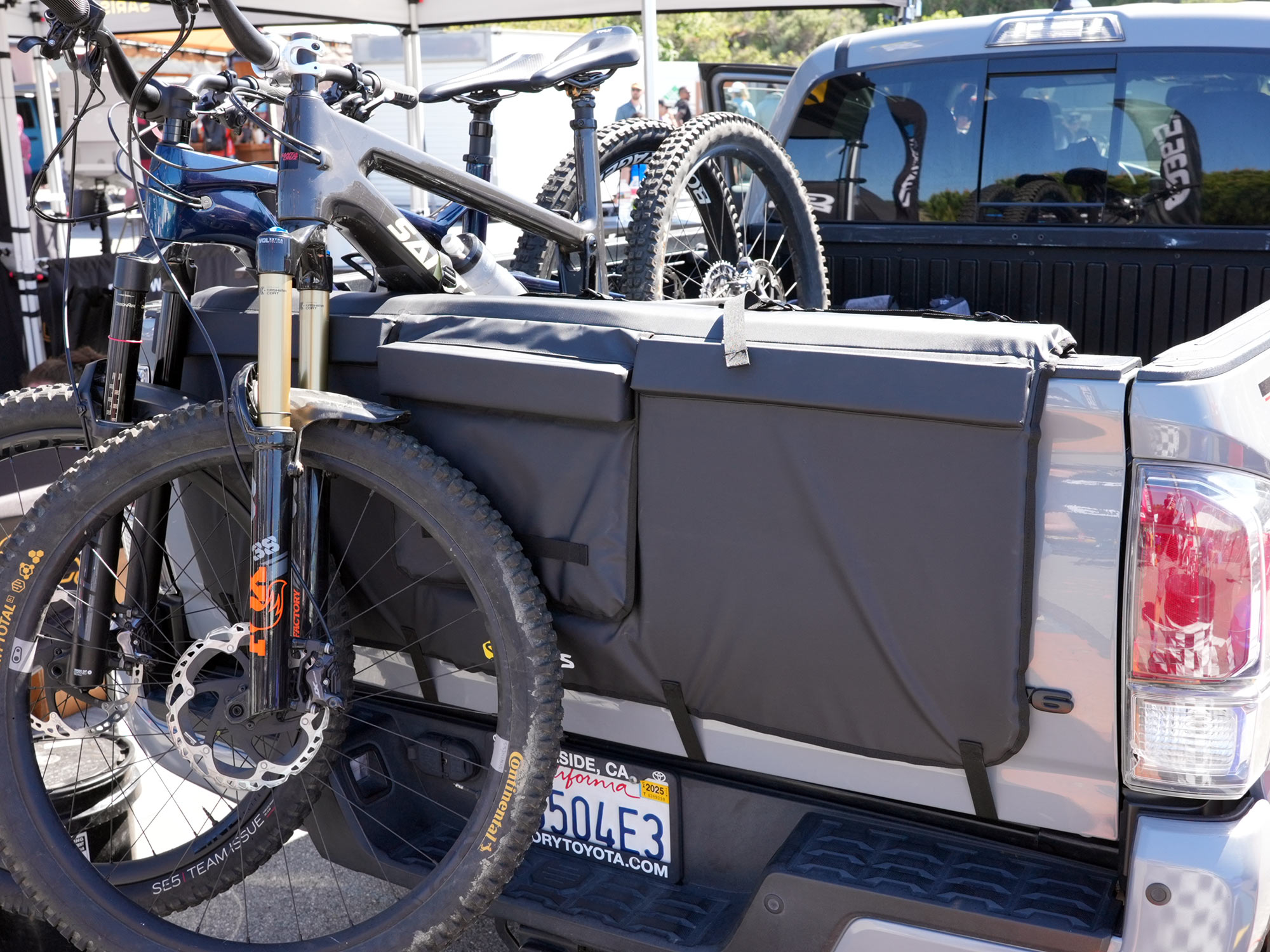 saris tailgate pad for hauling bikes in pickup truck beds