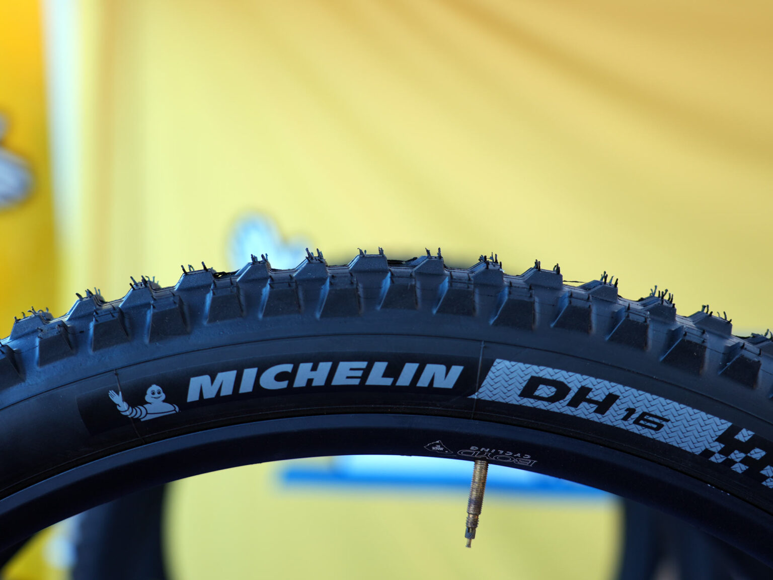 Michelin DH16 downhill mountain bike tire side profile of tread