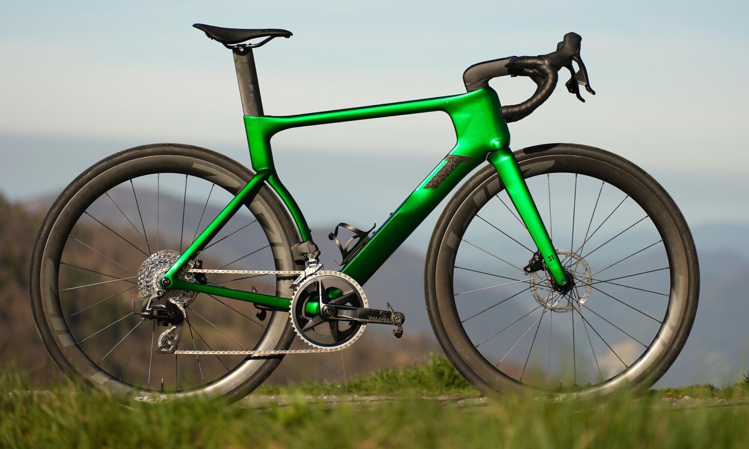 2024 3T Strada Italia wide tire aero carbon road bike made-in-Italy, Verde Rival AXS