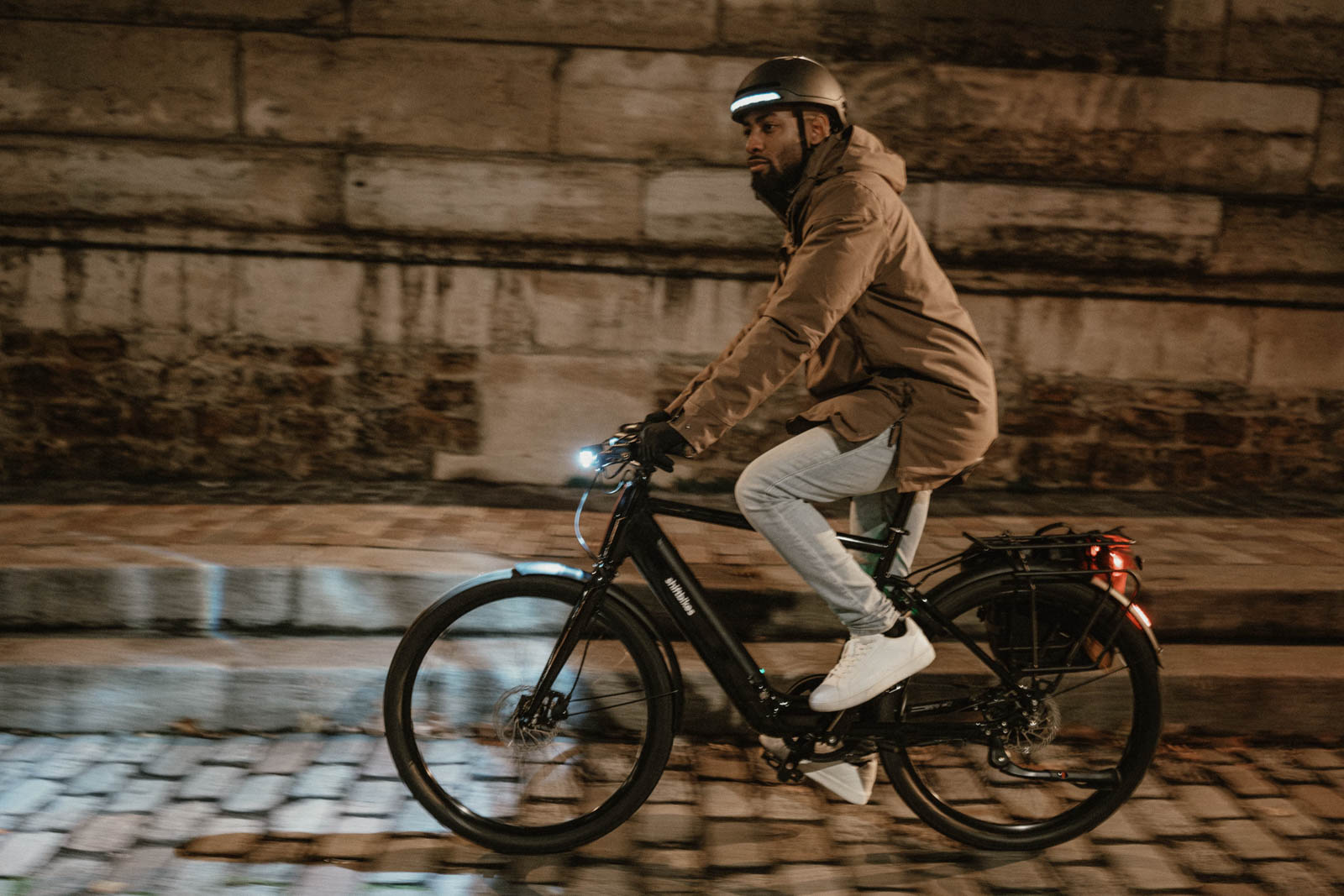 ‘Remarkable’ Commuter Helmet Has Turn Signals that Work by Nodding Your Head